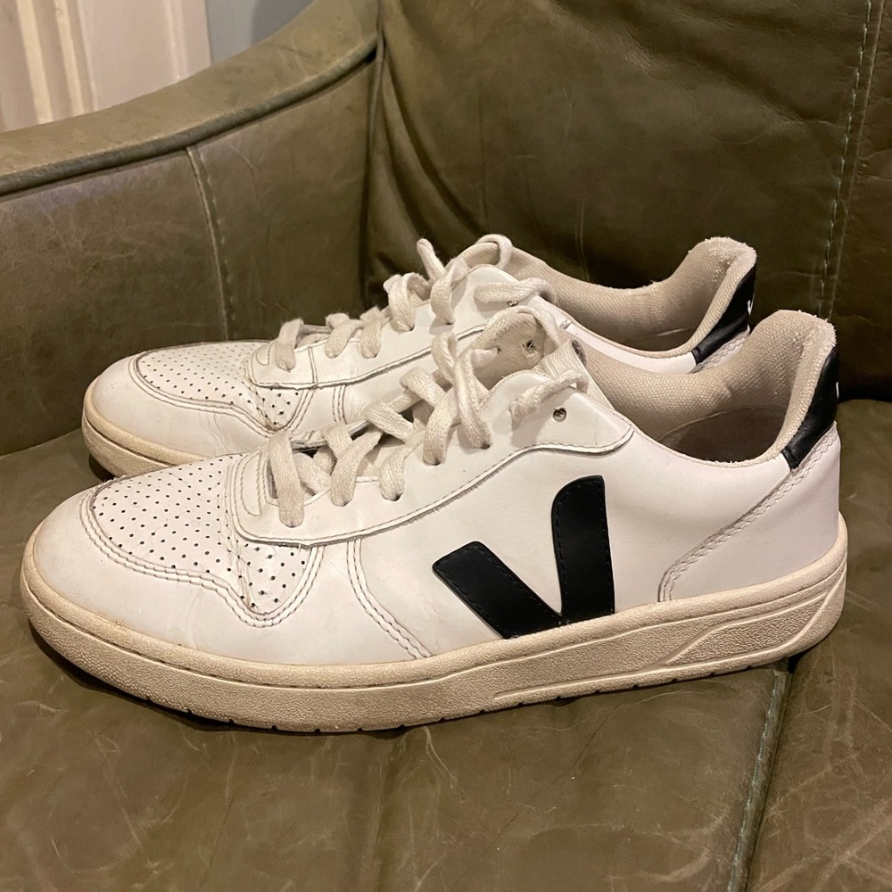 Veja V-10 sneakers women’s size 9